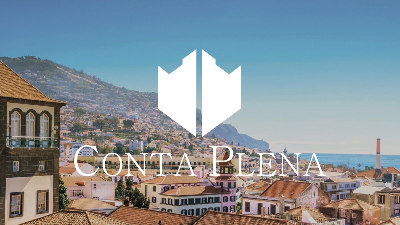 Conta Plena logo over a view across the terracotta rooftops of Funchal to the sea