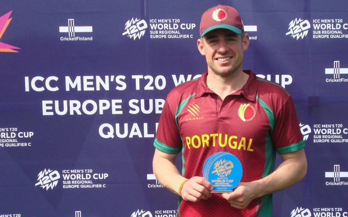 Moisés Henriques in Portugal kit holding a trophy above his shoulder
